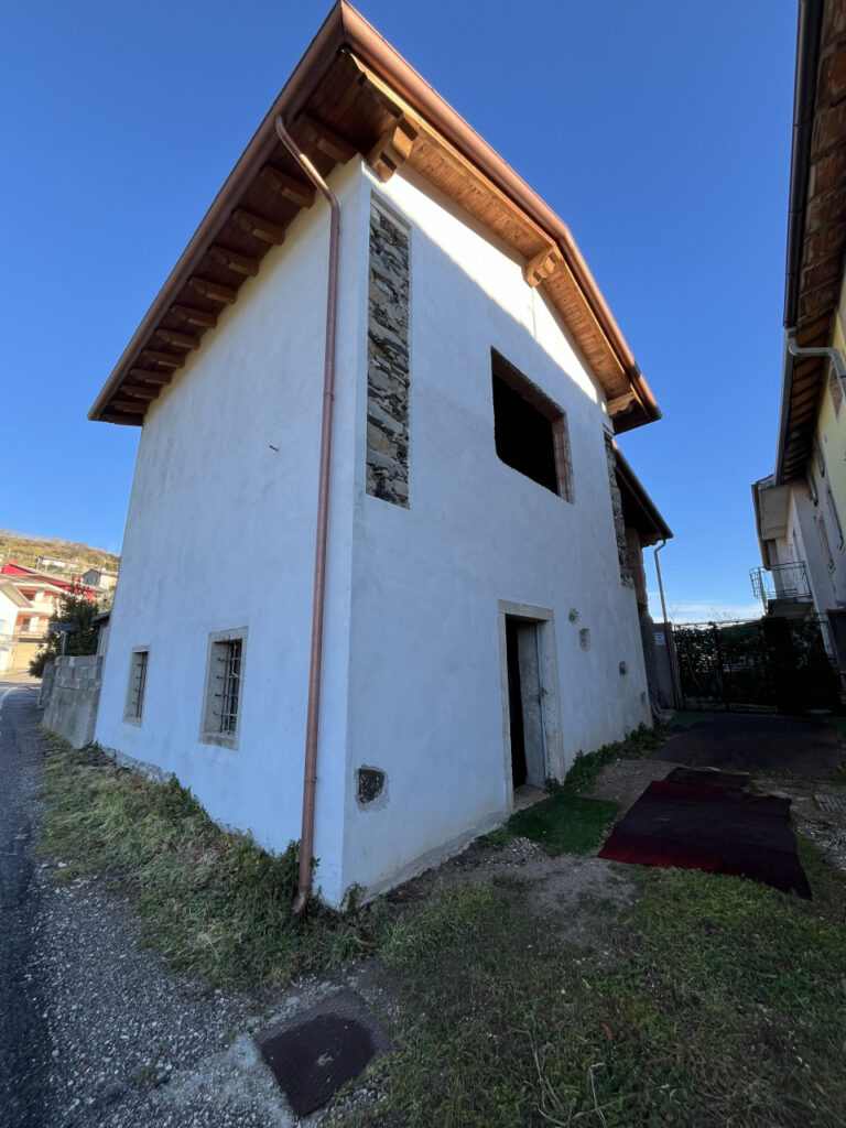 CASA SINGOLA DA RISTRUTTURARE A VESTENAVECCHIA